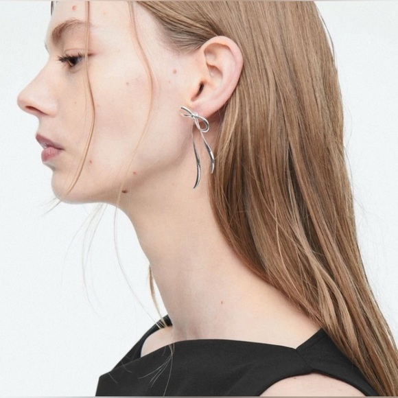 New COS Mismatching Bow Earring Silver - Picture 2 of 7